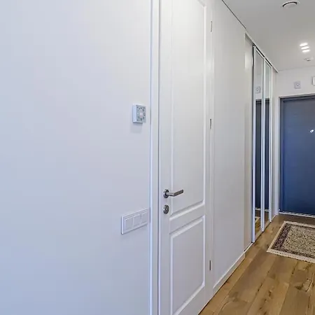 Sky With Free Parking And Balcony & Ac Apartment