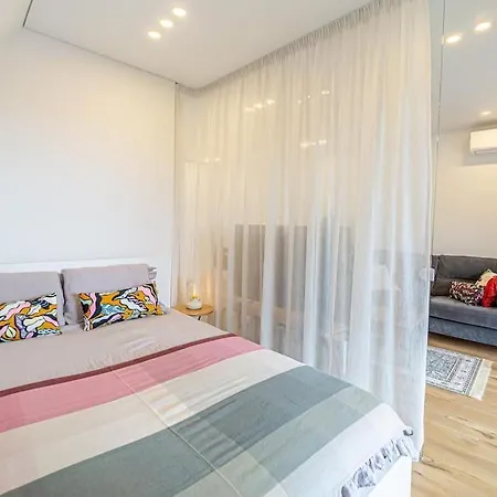 Sky With Free Parking And Balcony & Ac Apartment